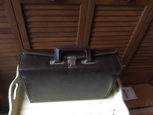 30 SLOT AUDIO CASSETTE SUITCASE STYLE CARRYING CASE 24 CASSETTES VARIOUS ARTISTS