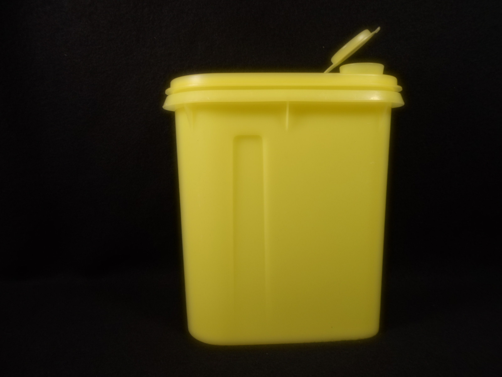 Vintage Retro Tupperware 1 Quart Slim Store N Pour Pitcher Lemon Yellow #792