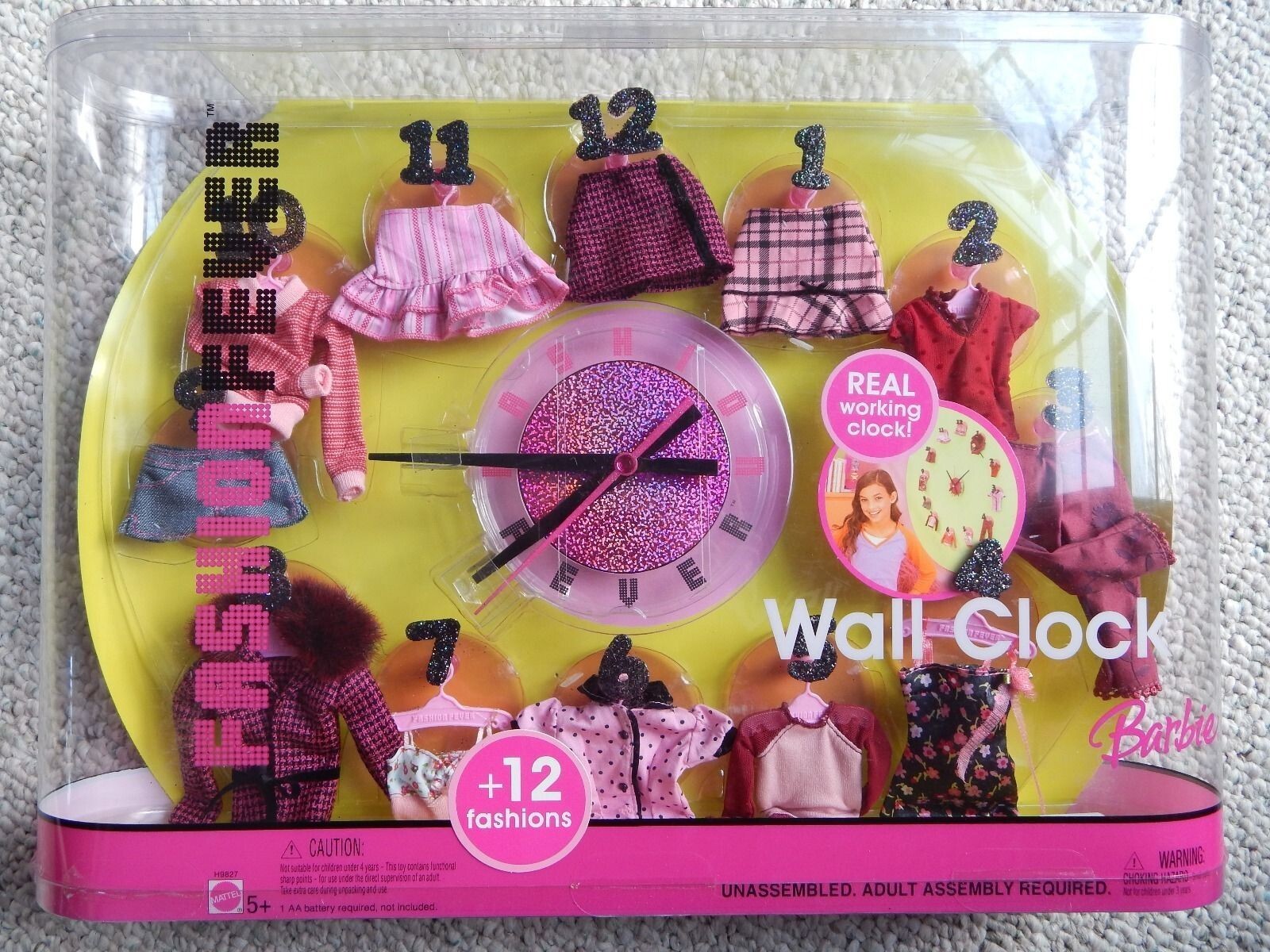 2005 BARBIE FASHION FEVER WALL CLOCK WITH 12 FASHIONS NRFB