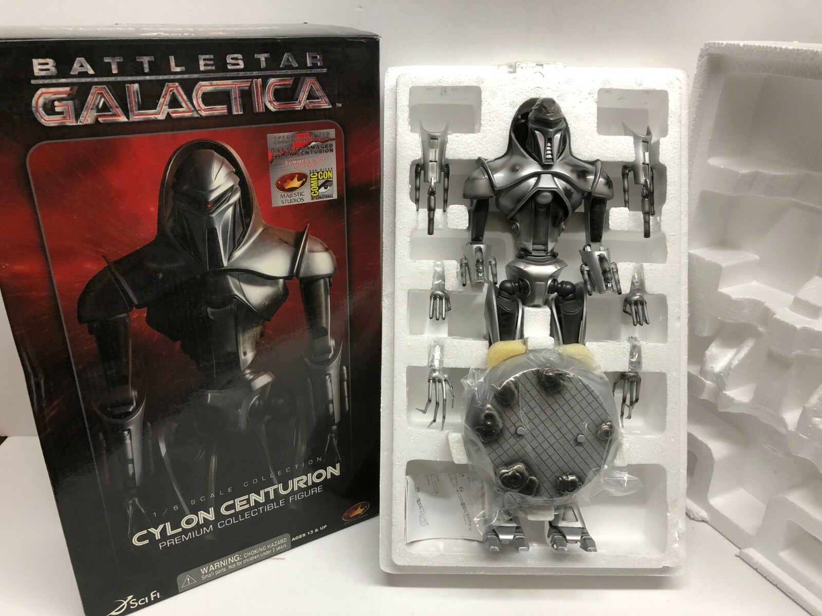 未開封Battlestar Galactica CYLON Centurion BATTLESTAR GALACTICA Battle Damaged Cylon Centurion 1/6