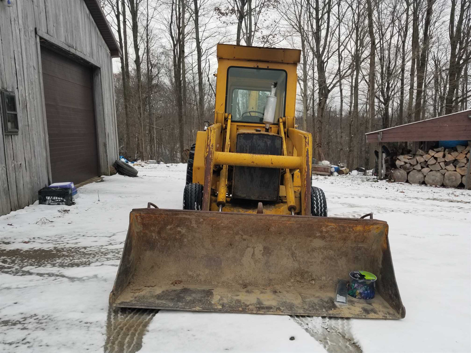 John Deere 410 Backhoe Loader, runs & drives 24
