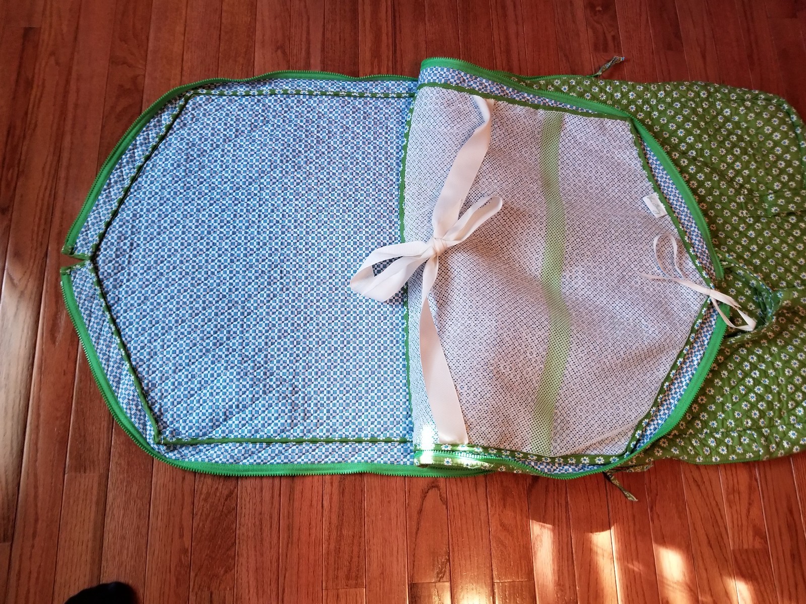 Vera Bradley Garment Wardrobe Travel Bag / Apple Green Pattern / nice