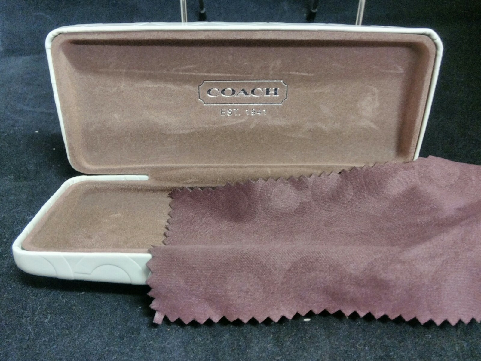 COACH SIGNATURE GLASSES CASE WITH CLOTH - HARD CASE, IVORY COLOR -  PERFECT!