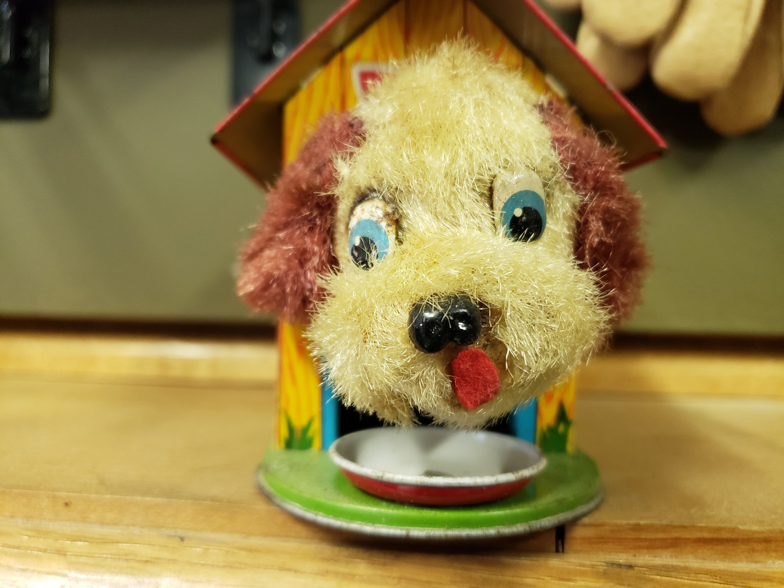1940 vintage TIN METAL DOG HOUSE WIND UP TOY made in japan HAPPY DOGGIE WORKS!