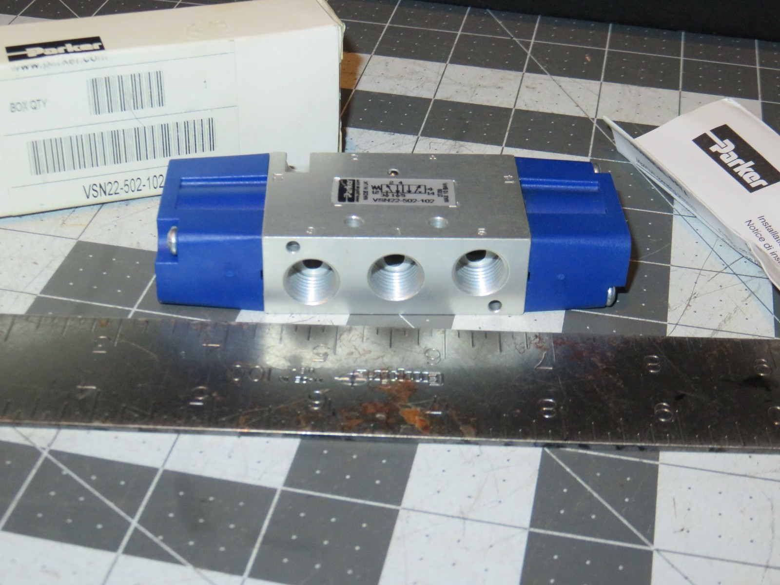 NIB PARKER VSN22-302-102 VALVE VSN22302102 52/05 MAX 10 BAR