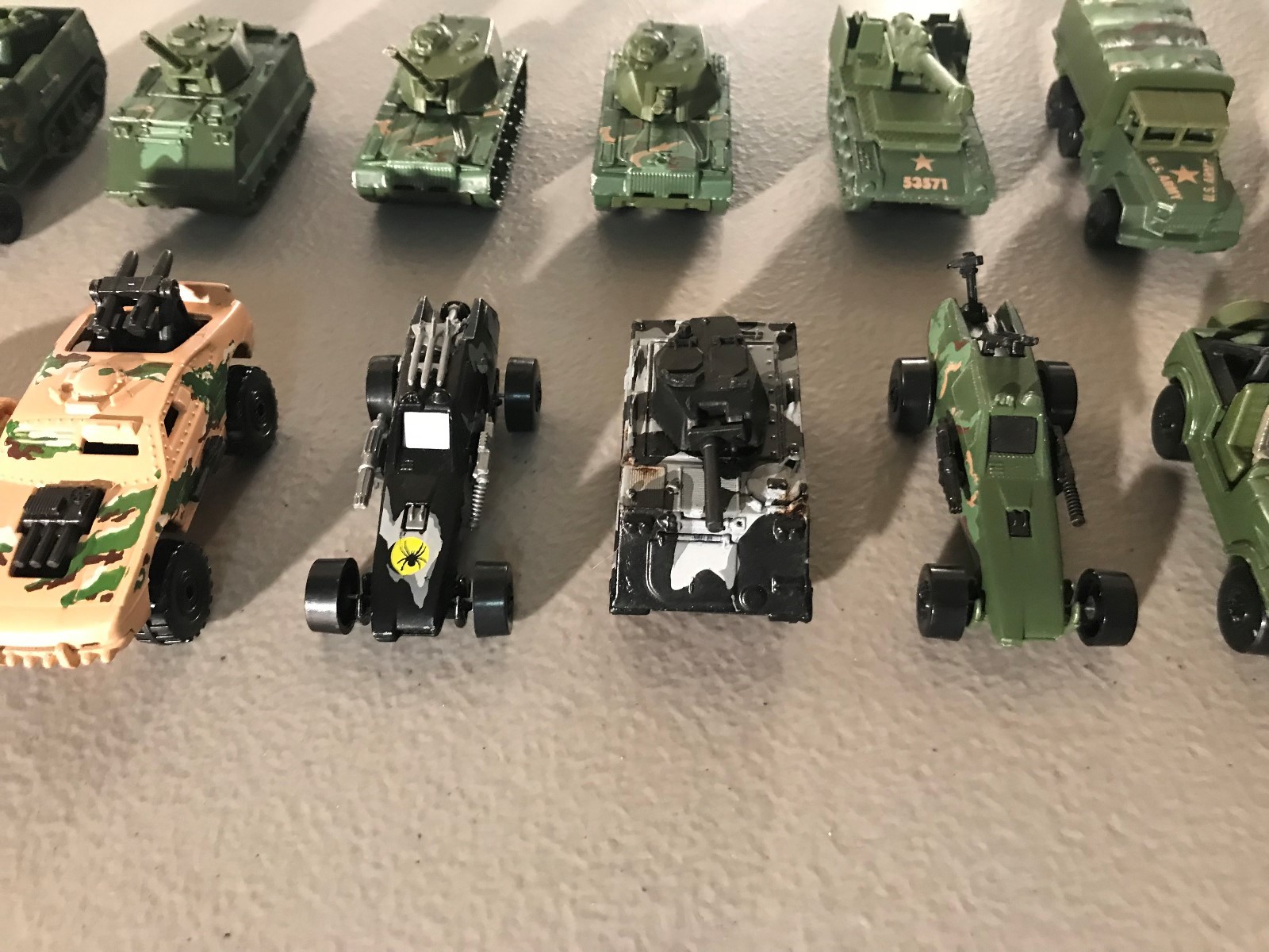 Hot Wheels Military Tanks, Jeeps, Halftrack, 15 Vehicles, Black, Tan, Green Camo