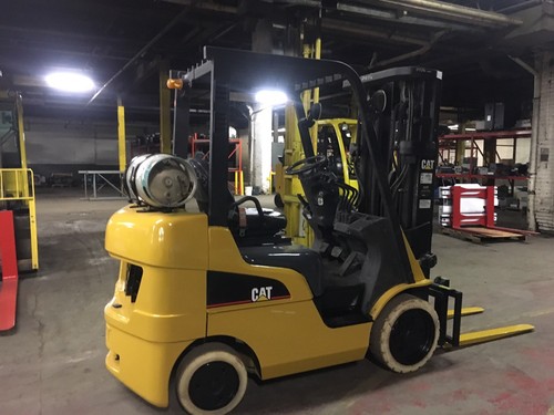 2010 Cat 5000 Lb Forklift with Side Shift And Triple Mast