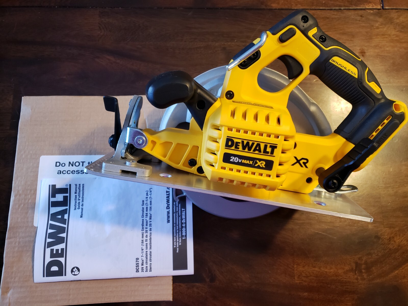 New Dewalt 20 Volt 20V Max XR 7 1/4" Cordless Brushless Circular Saw DCS570 