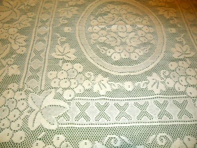 VINTAGE COTTAGE -IVORY COTTON  QUAKER GRAPES / LEAVES LACE TABLECLOTH - 42 X 48