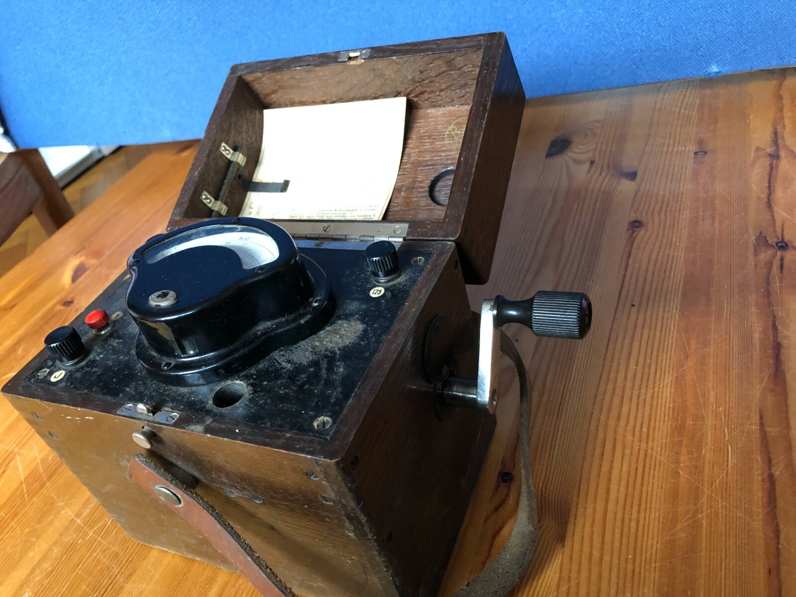 Altes Widerstandsmessgerät + Ohmmeter + im Holzkasten + mit Kurbelinduktor