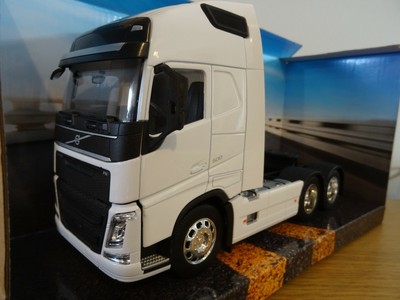 WELLY VOLVO FH 500 6X2 WHITE TRUCK CAB 2012 MODEL 32690L-W 1:32
