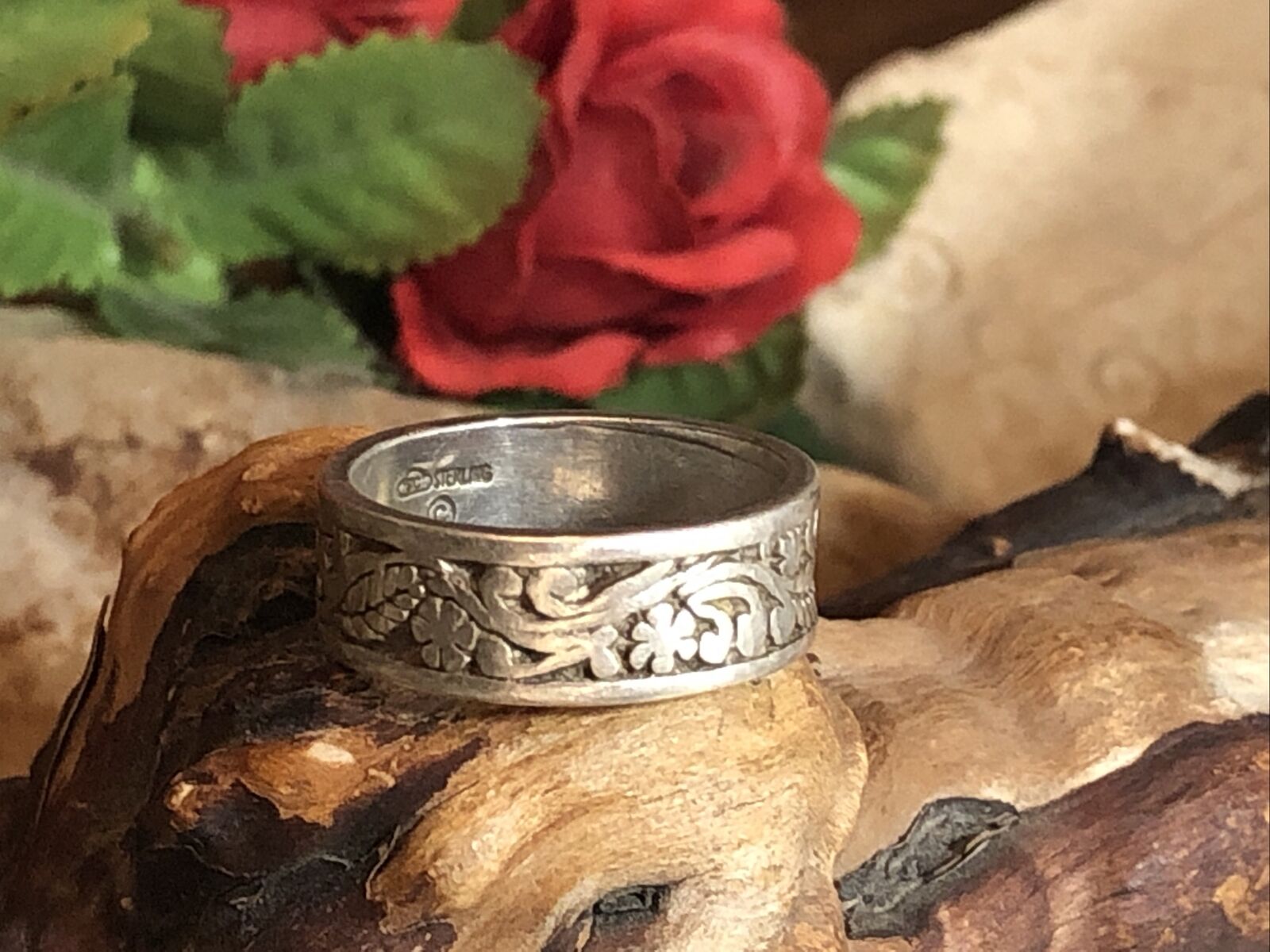 SC marked 925 Sterling Silver Scroll Floral Patterned Band Ring 8s, 6.3g SC marked 925 Sterling Silver Scroll Floral Patterned Band Ring 8s, 6.3g
