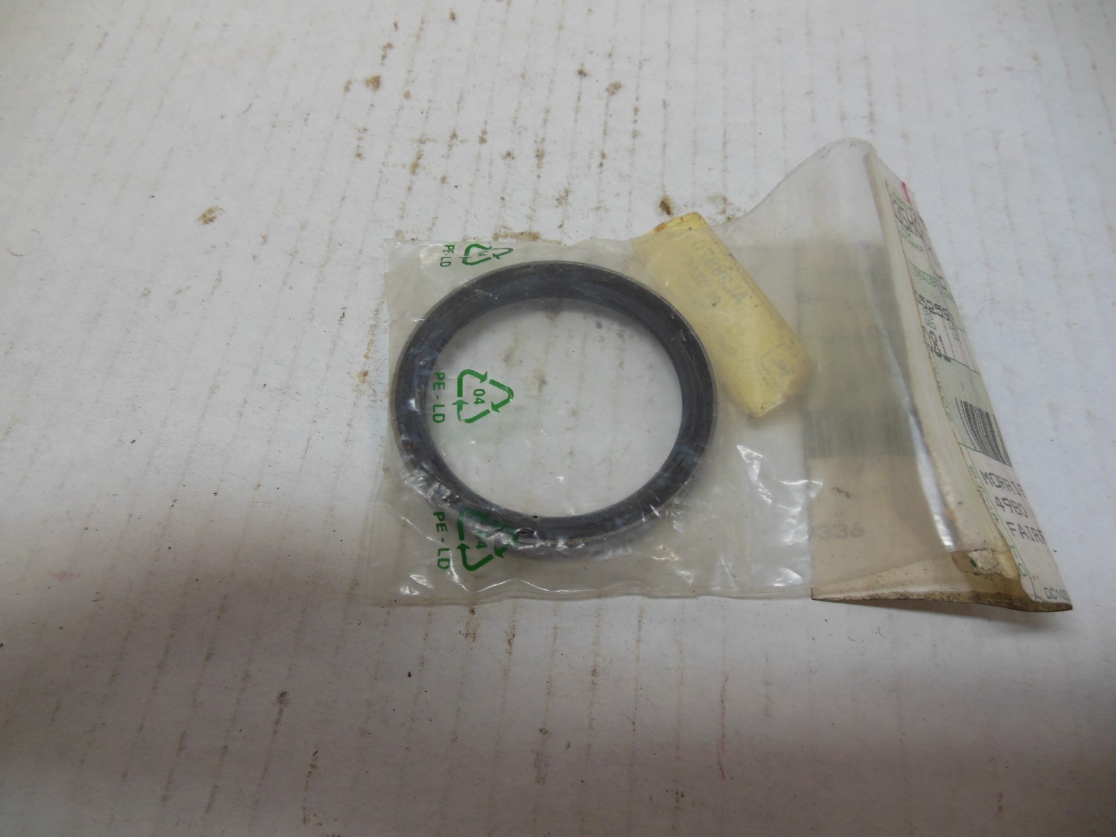 JOHN DEERE TRACTOR TRANSMISSION SHAFT SEAL AL28870