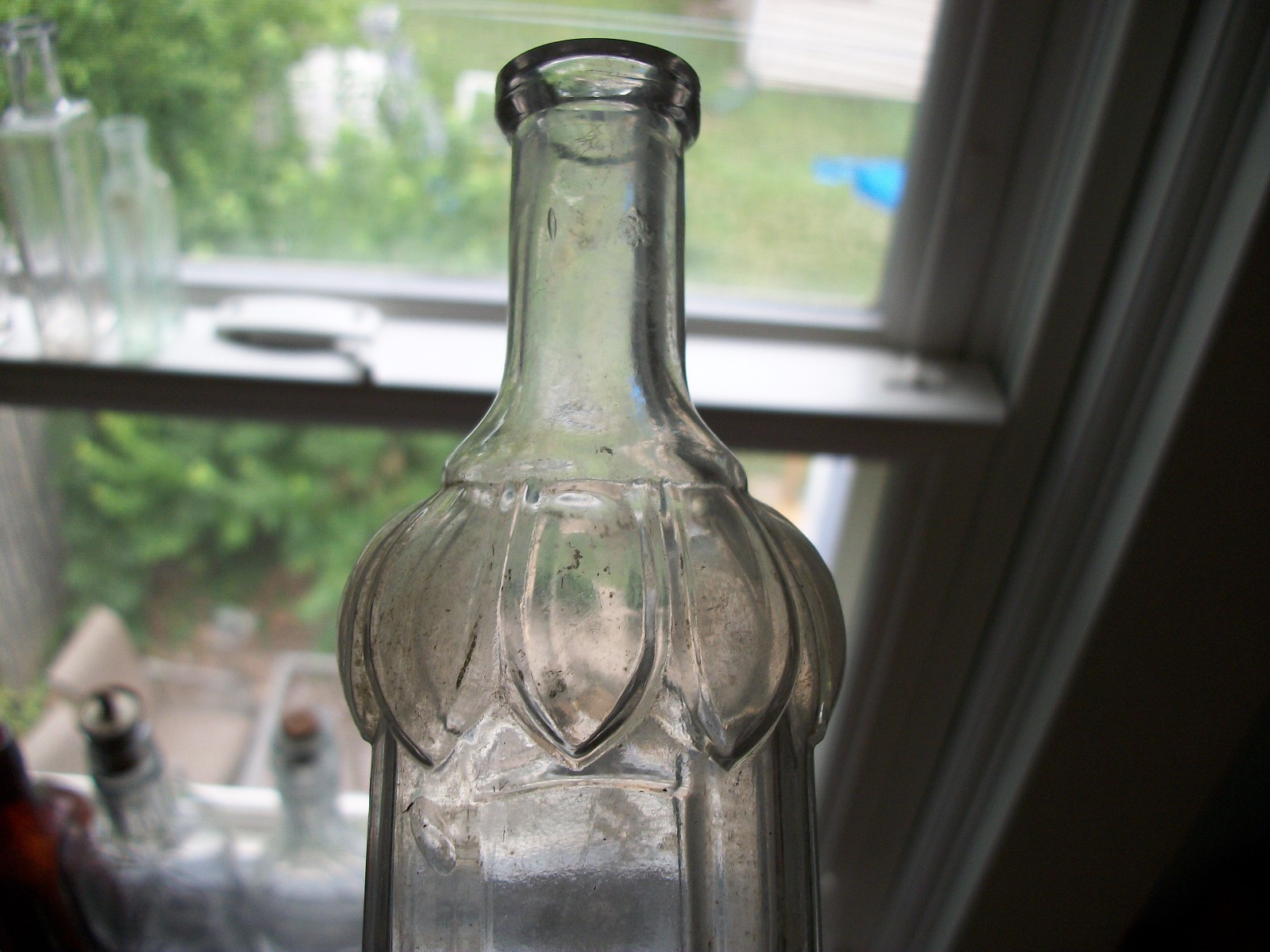 UNIQUE MOLD BLOWN FLOWER PETAL PATTERN 1890S ERA PERFUME 6 INCHES TALL