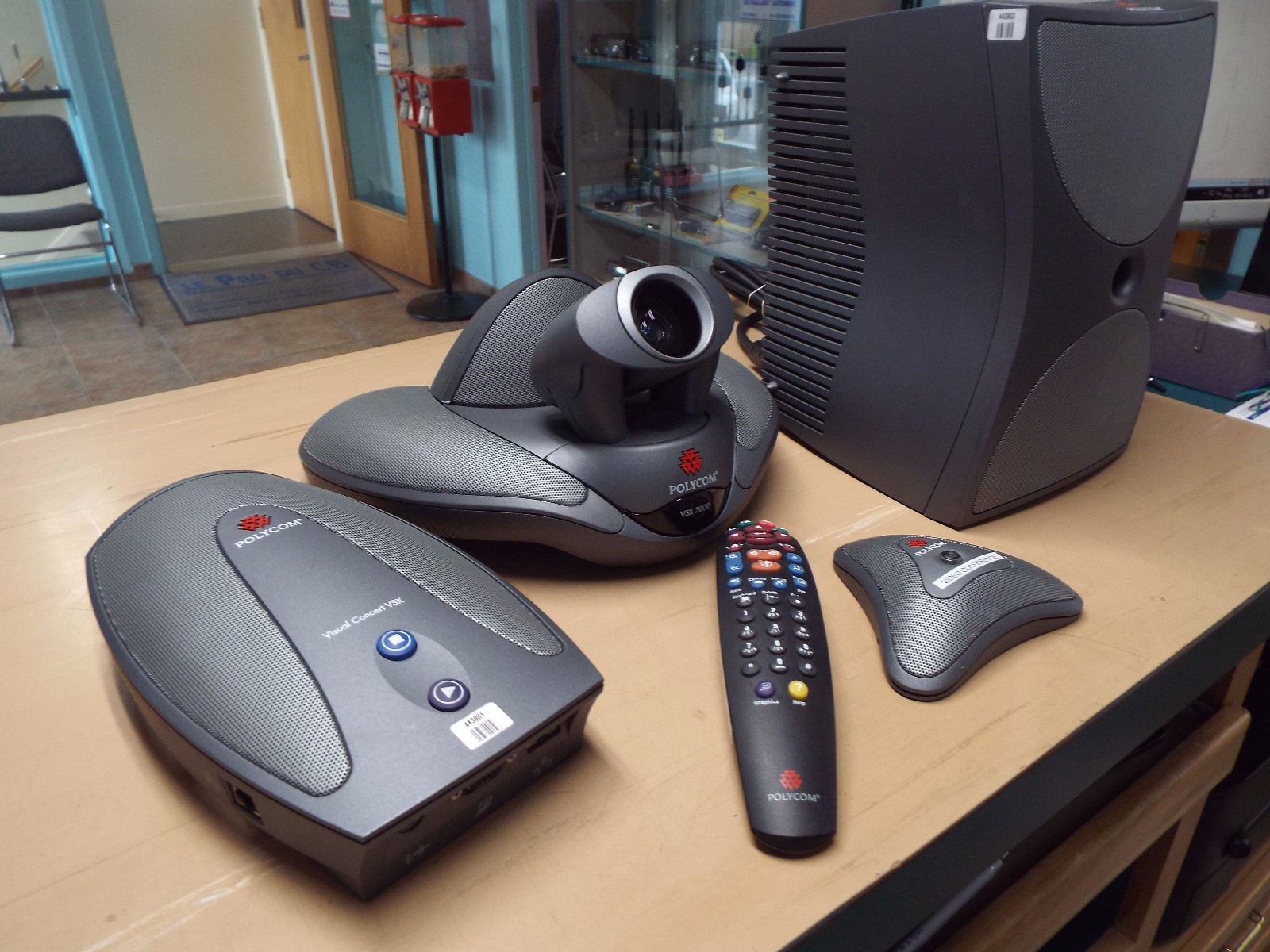 Polycom camera VXS7000 + Speakers mike FPGA + SUB + Visual concert VSX + remote