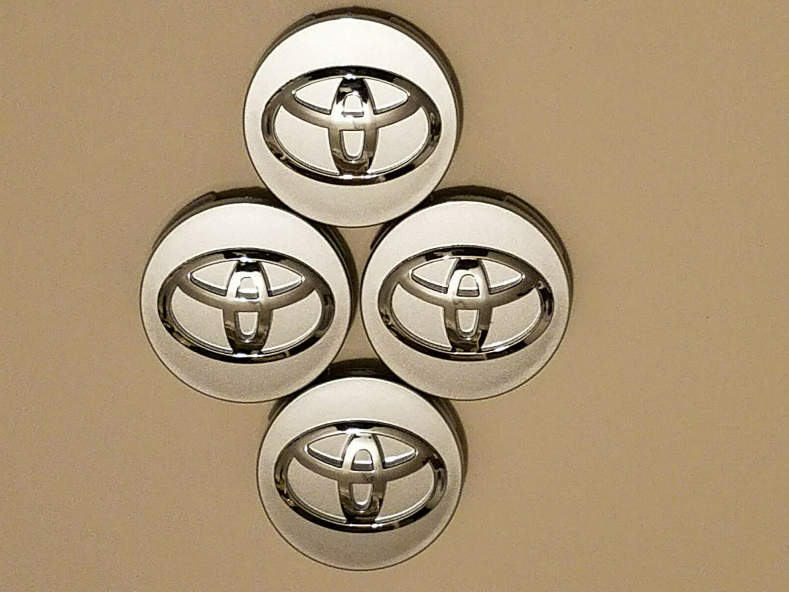 4x TOYOTA WHEEL RIMS CENTER HUB CAP CAPS SILVER BASE CHROME LOGO 62MM CAMRY +MOR