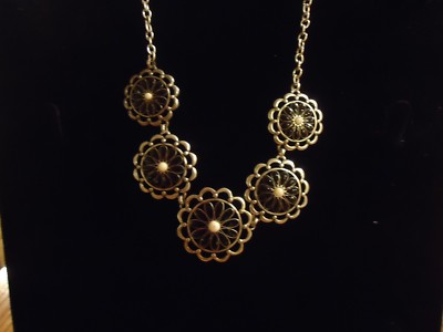 18-inch Grace Adele Black/Silvertone Daisy Necklace