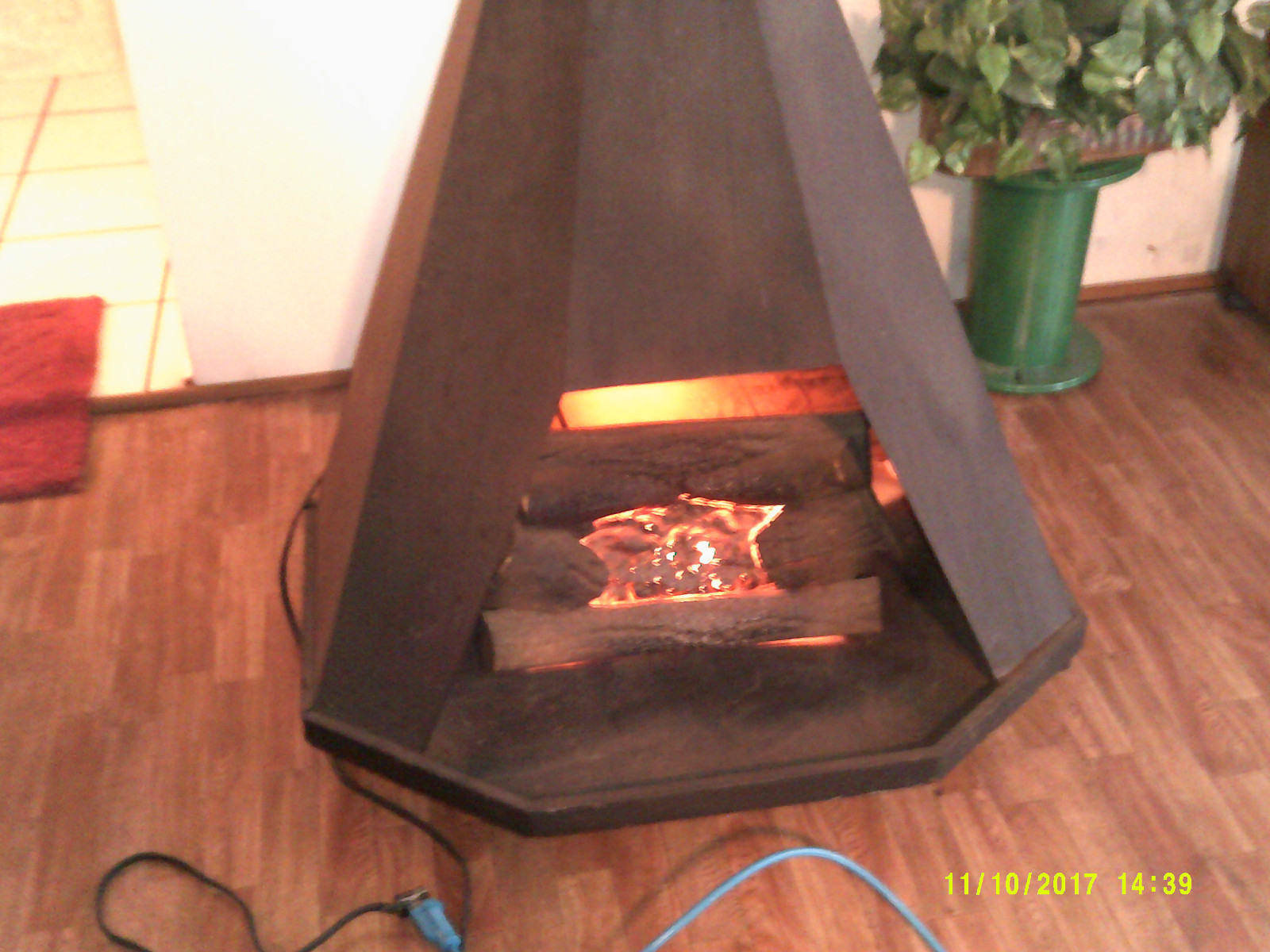 MID CENTURY ELEC/LOG HEATER/ FIREPLACE FREESTANDING W/PIPE PICK UP ONLY 29154