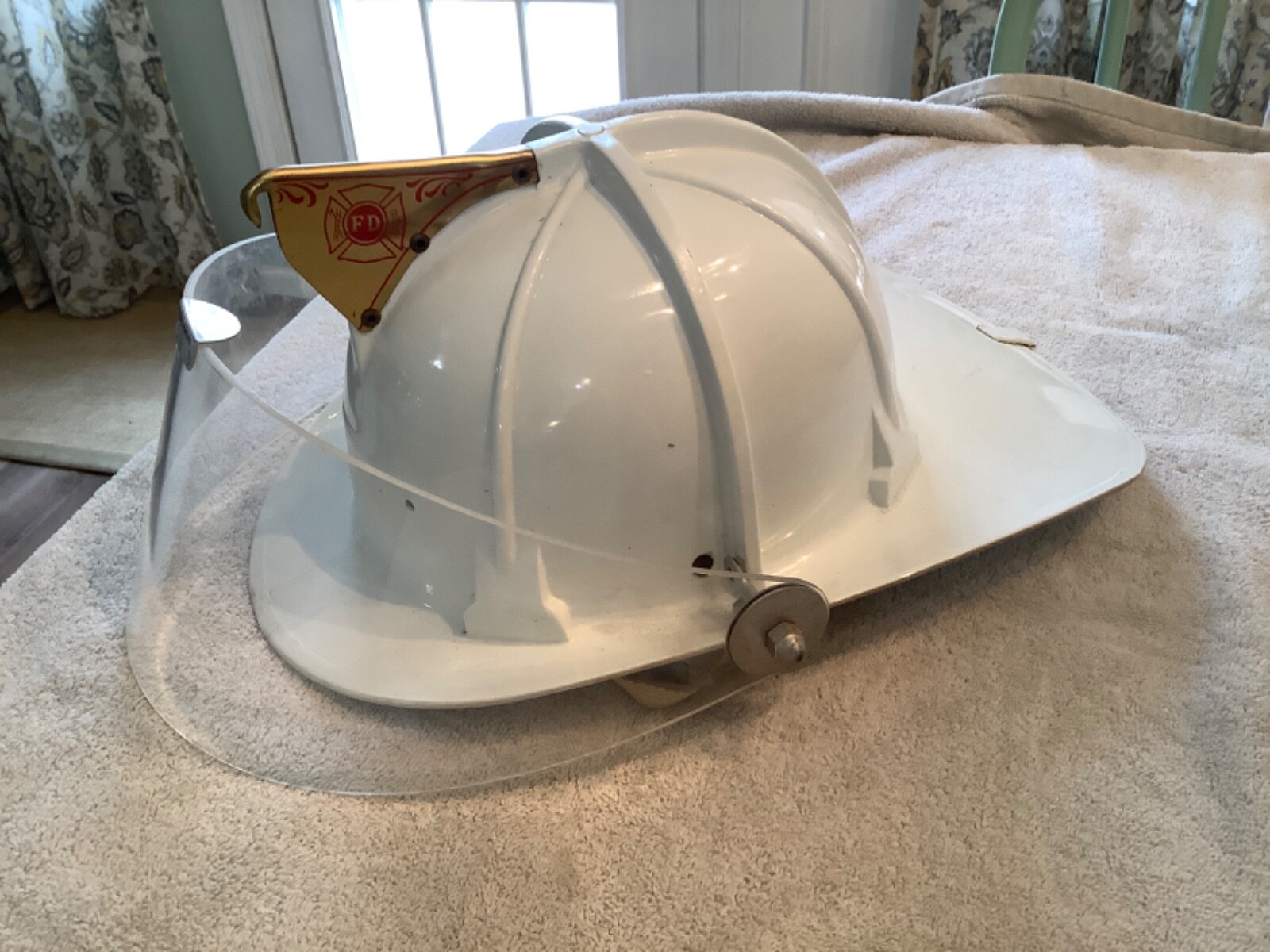 Vintage Fireman Cairns & Bros Model 880 Fire Helmet FD W/ Plectron Face