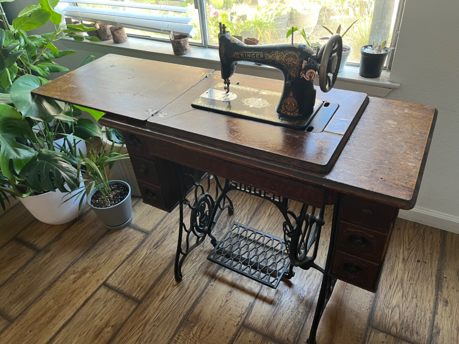 Antique Singer sewing machine with table (1910) based on