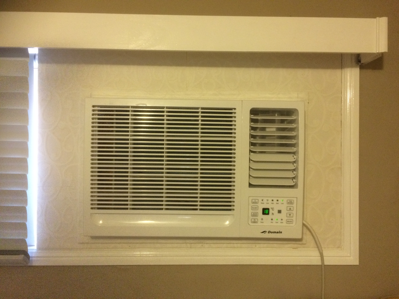 NEW DOMAIN 2.6KW WINDOW WALL BOX REVERSE CYCLE HEAT + COOL AIR