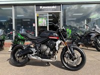 TRIUMPH TRIDENT 660 HEATED GRIPS & FULL HISTORY