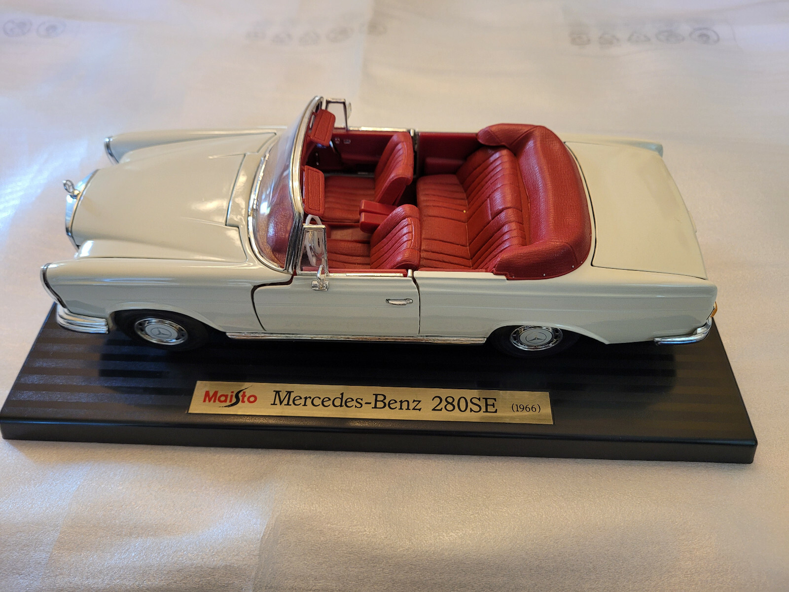 1966 Mercedes Benz 280SE 1:18 Scale Die Cast Maisto Special 1966 Mercedes Benz 280SE 1:18 Scale Die Cast Maisto Special