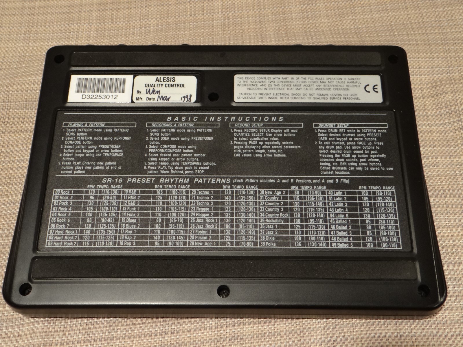 Alesis SR16 Digital Drum Machine with 13 ft. Dual 1/4