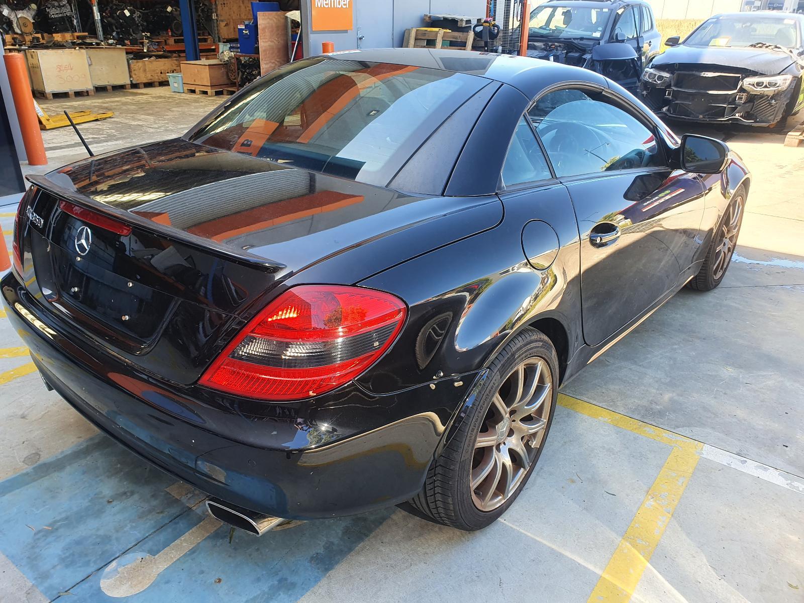 2009 Ram Slk MERCEDES BOOTLID WARNING TRIANGLE W/ CARRY FE R171 image 6