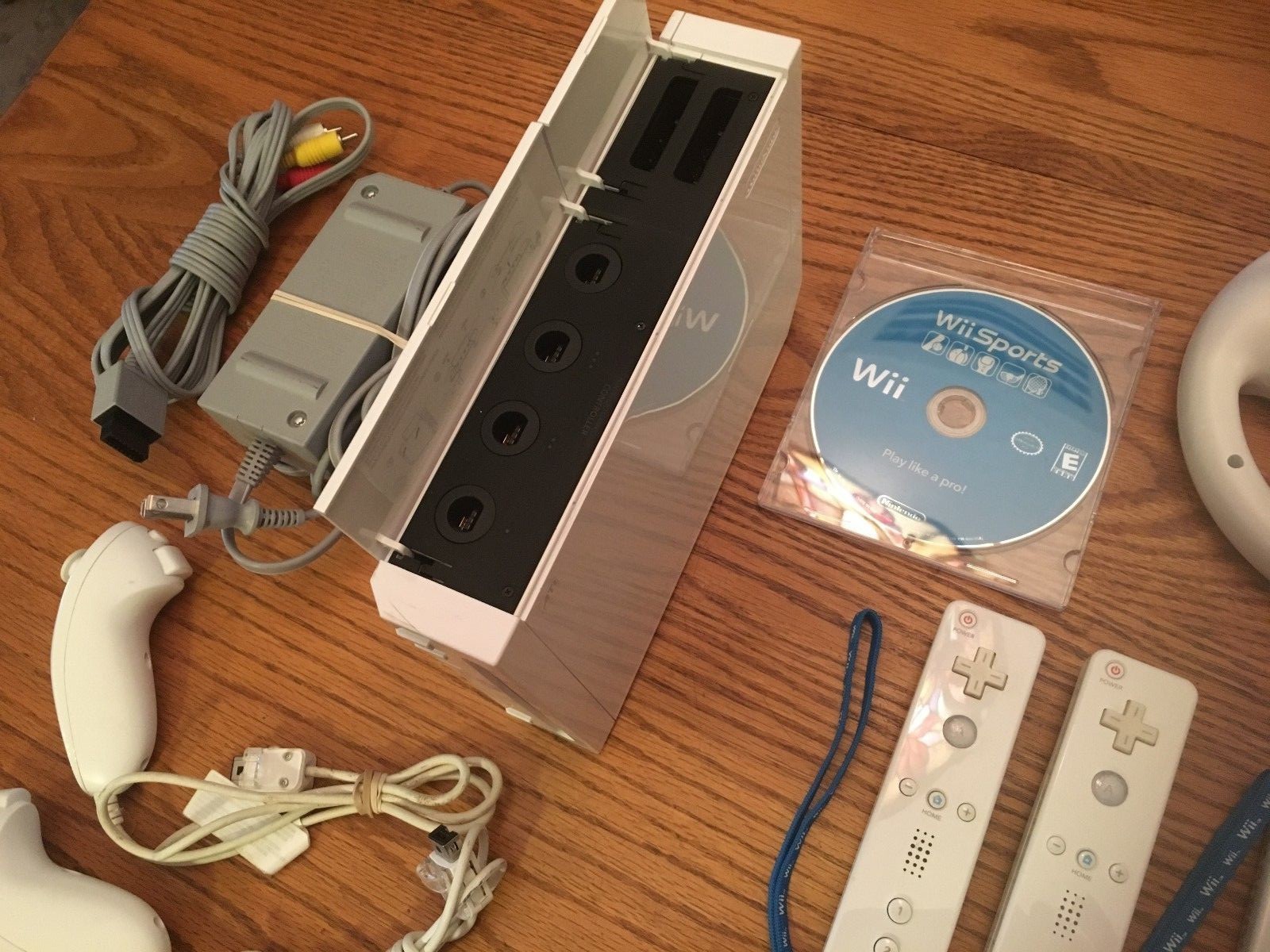 Nintendo Wii White Console System Mario Kart Bundle  2 Controllers Lot Clean!!!