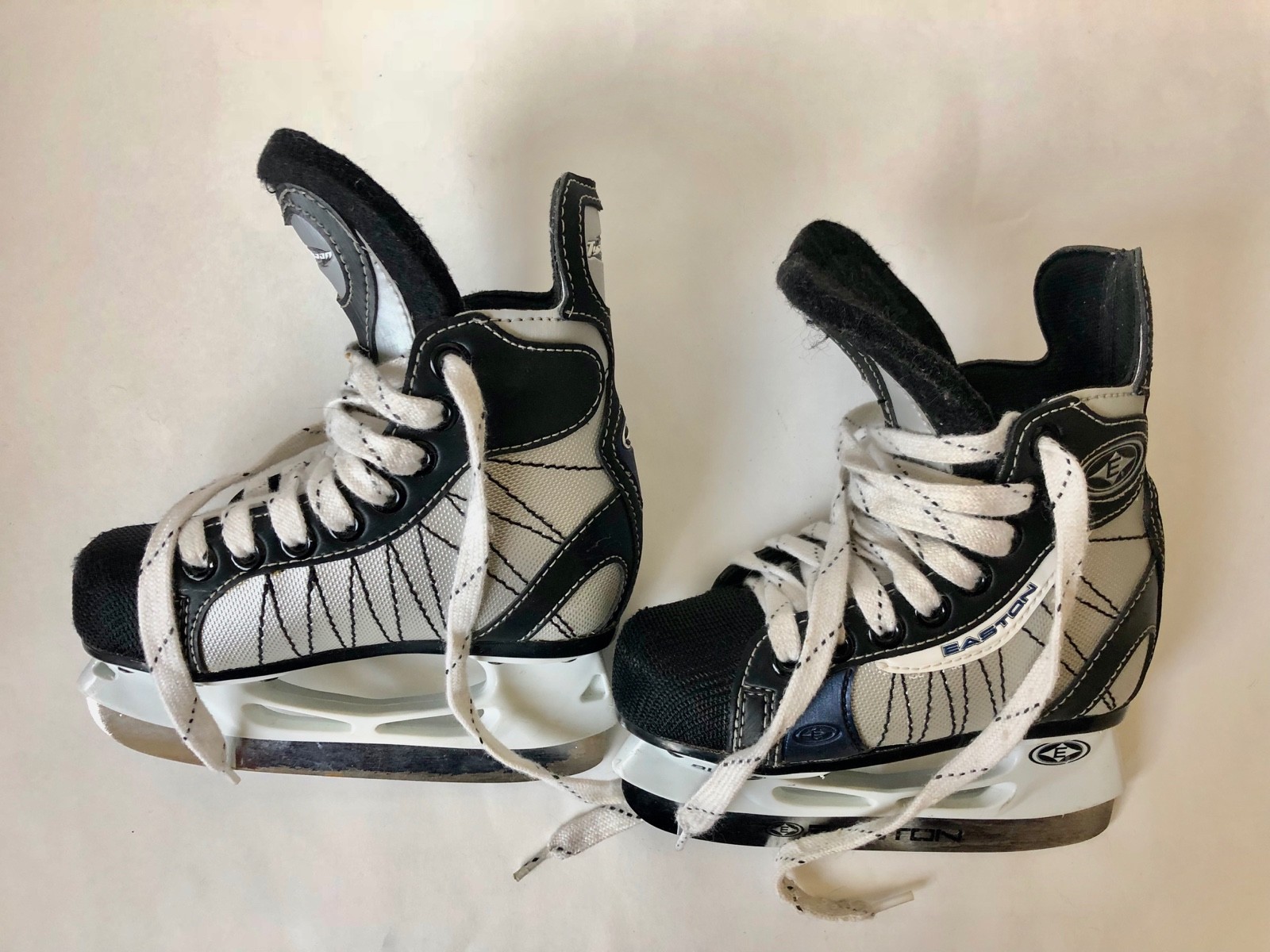 Easton Typhoon Hockey Ice Skates 9Y Silver Black Blue