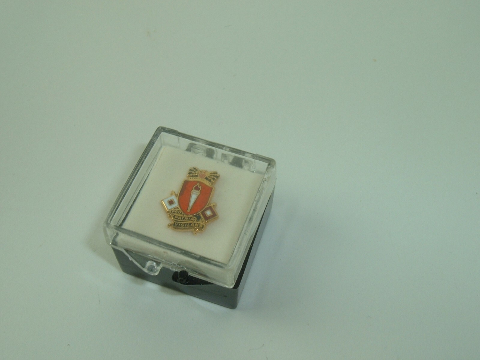 Vtg US Army Signal Corps Enamel hat tie Pin PRO PATRIA VIGILANS in original box