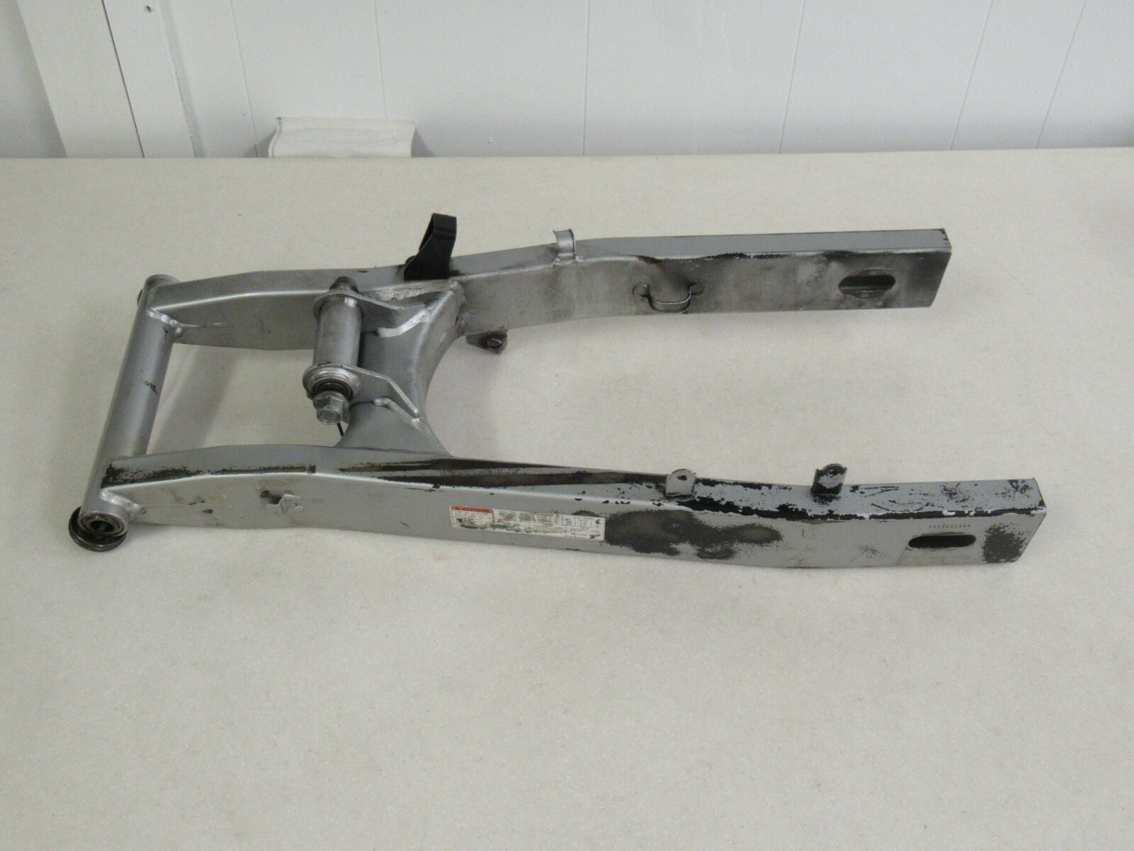 ☆中古トスマシン Swingarm Rear Swing Arm fits 1997-2006 Suzuki Katana GSX 600F