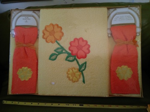 Vintage Bath Towel Guest Towel Washcloth Gift Set Mod Flower Power Yellow