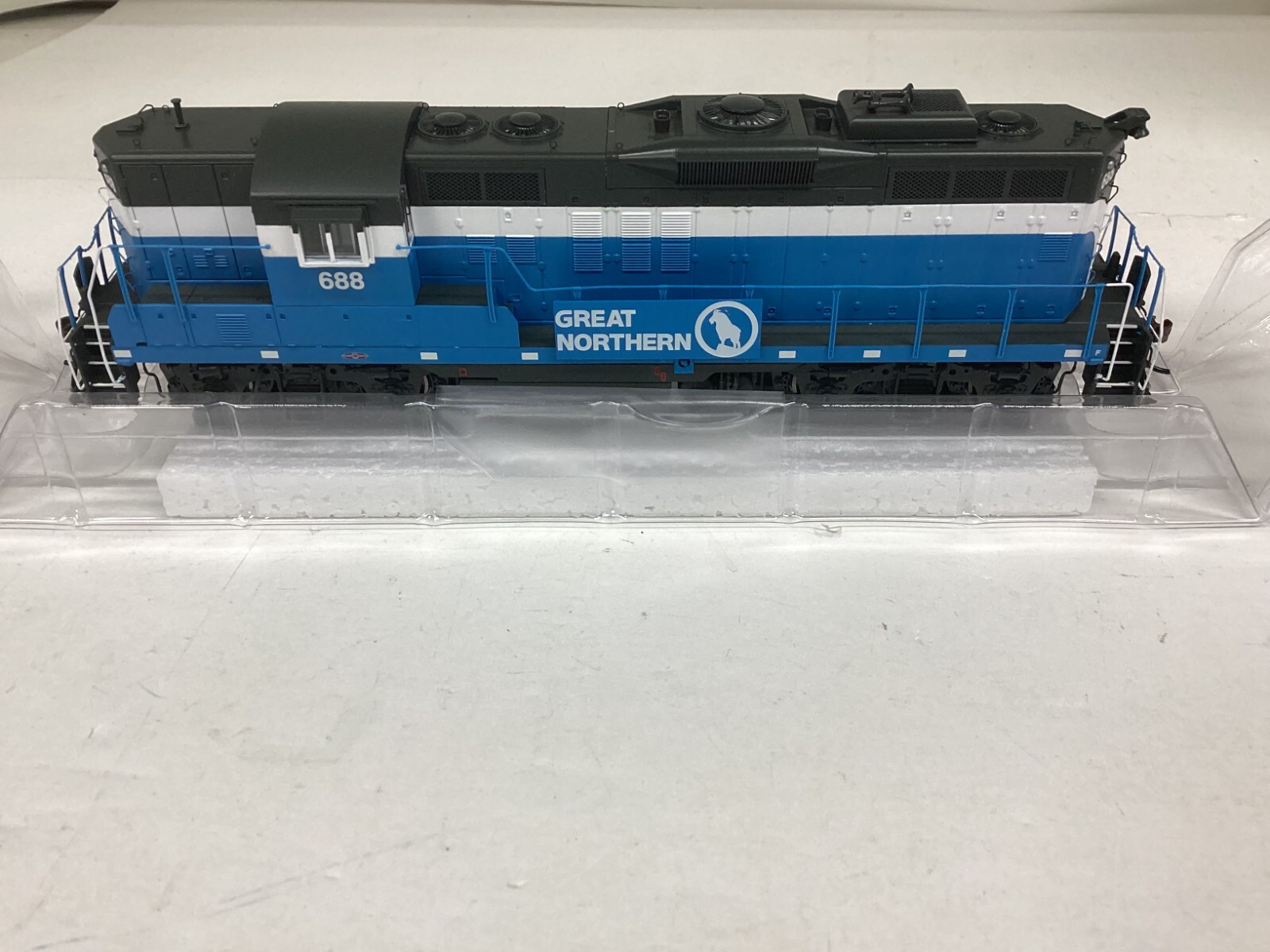 Athearn Genesis #G82376 HO scale “GN” GP9 with DCC & SOUND Athearn Genesis #G82376 HO scale “GN” GP9 with DCC & SOUND