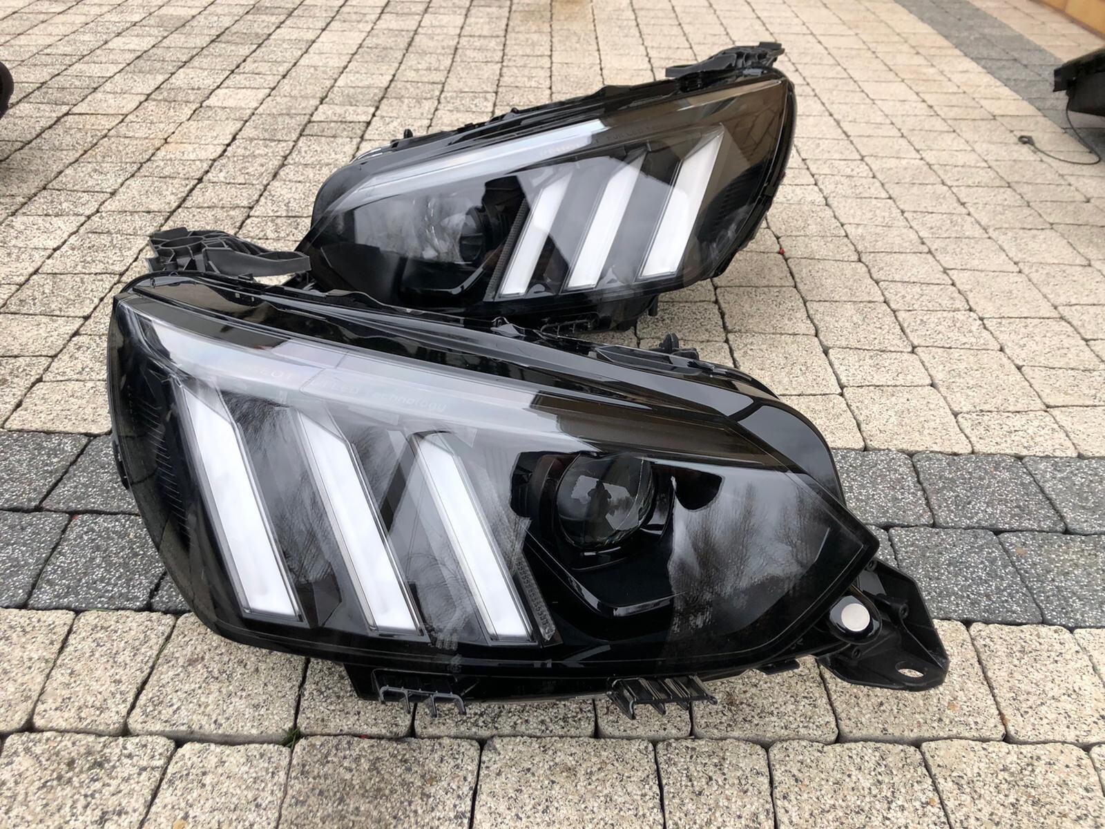 格安販売中 Genuine Left Headlights LED FULL 2020- 2008 & 208 PEUGEOT 額縁