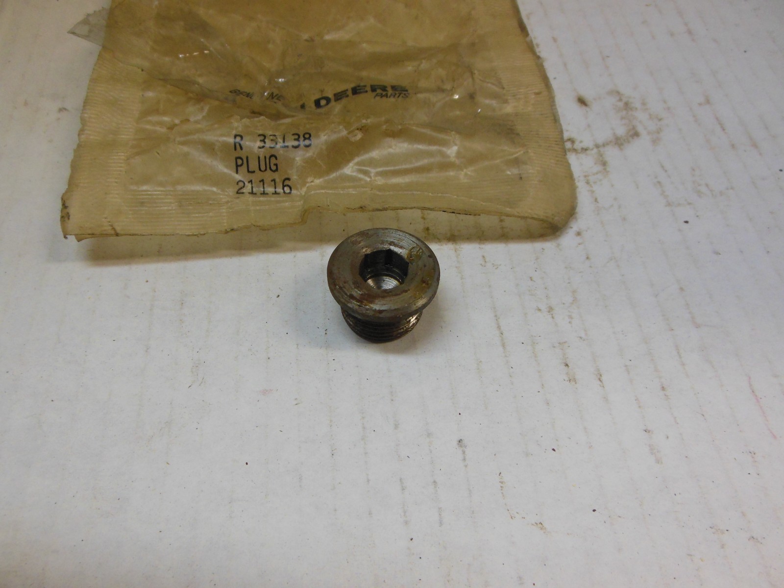 JOHN DEERE TRACTOR COMBINE PLUG FITTING R33138