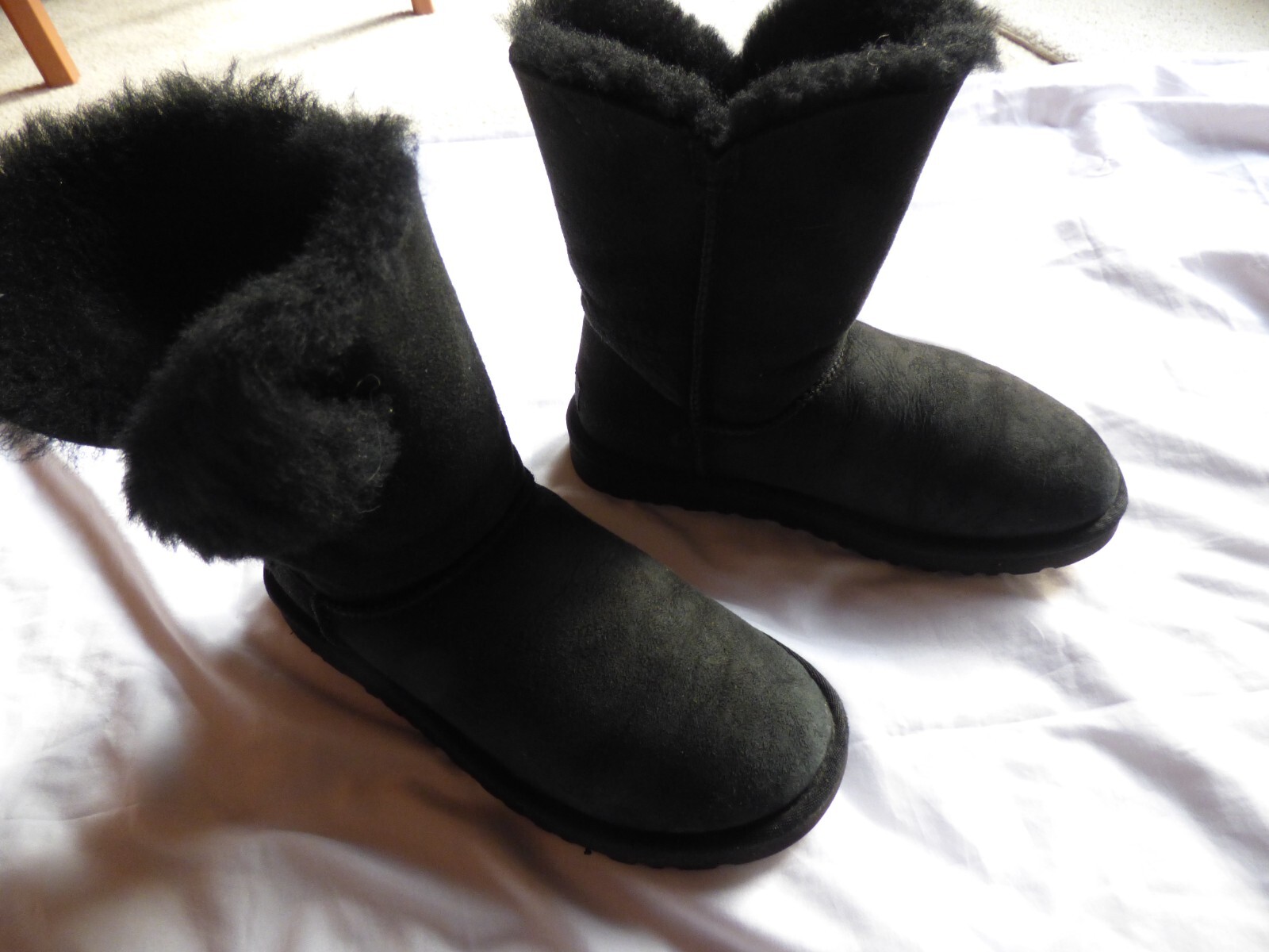 UGG Australia 黒 ブーツ EUC UGG AUSTRALIA WOMENS BLACK SHORT BOOTS SZ 7 S/N5803 | eBay