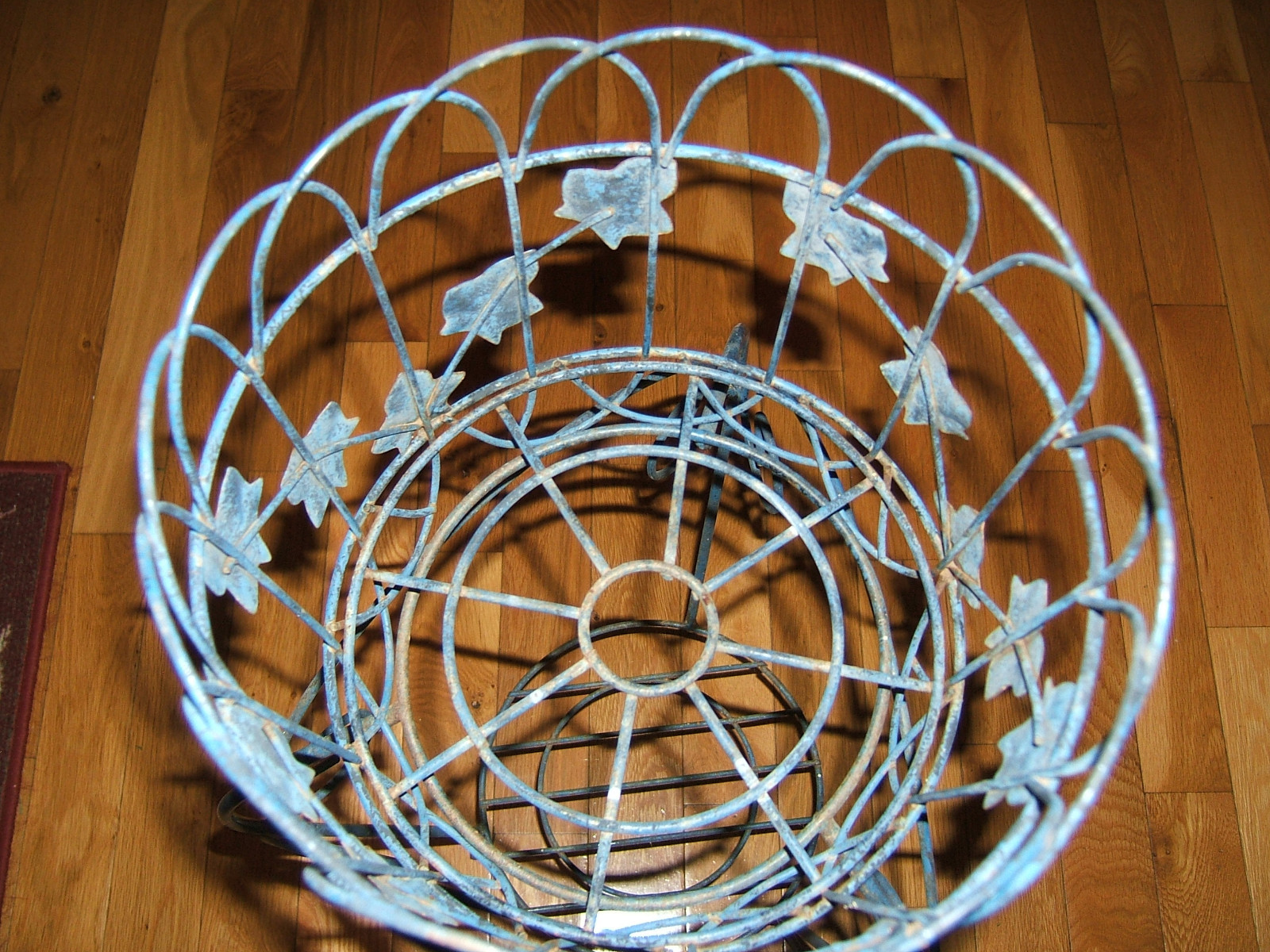 BLUE & BLACK IVY LEAF METAL~WIRE TWO TIER PLANT STAND (REMOVABLE BASKET) L@@K