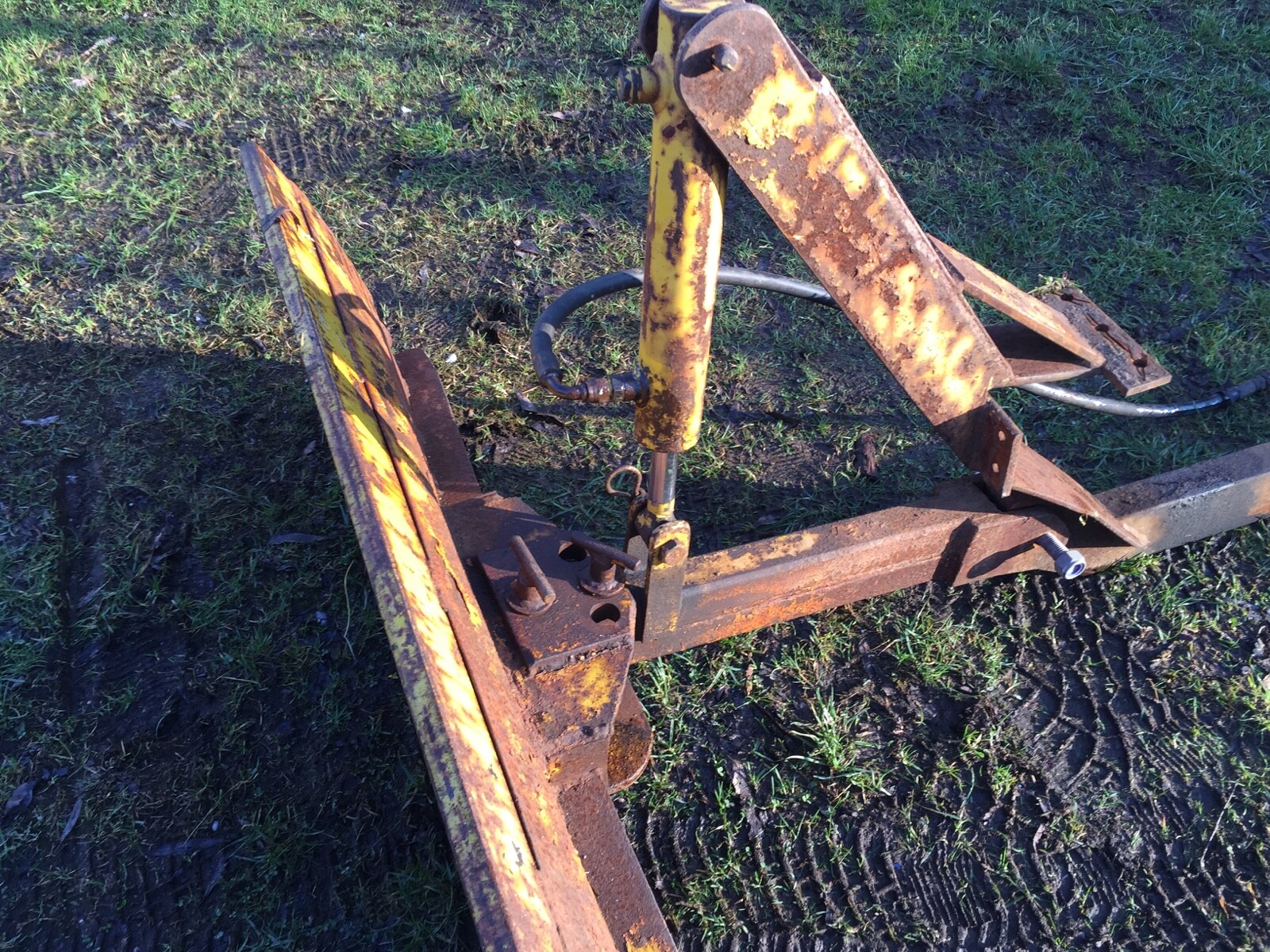 Snow Plough with hydraulic attachment For Kubota / compact Tractor