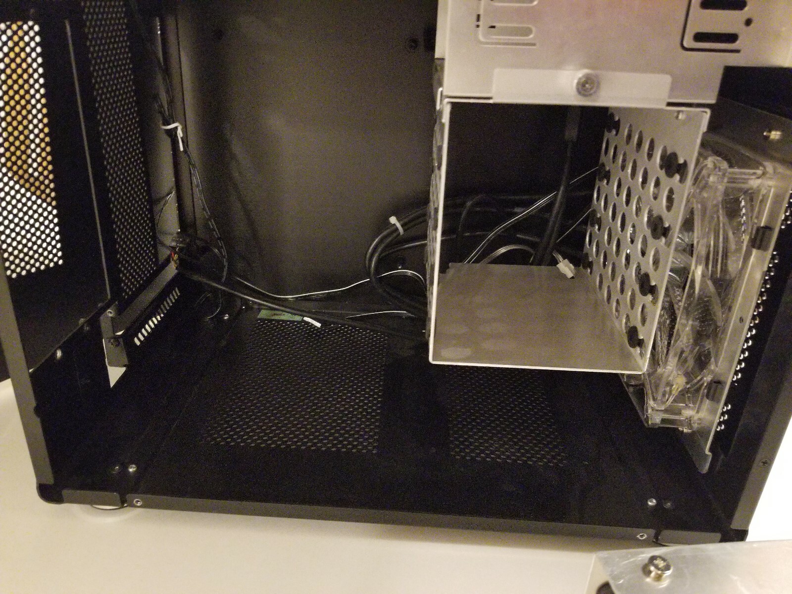 LIAN Li PC-Q08 Mini Tower Computer Case Black for Mini ITX Motherboard