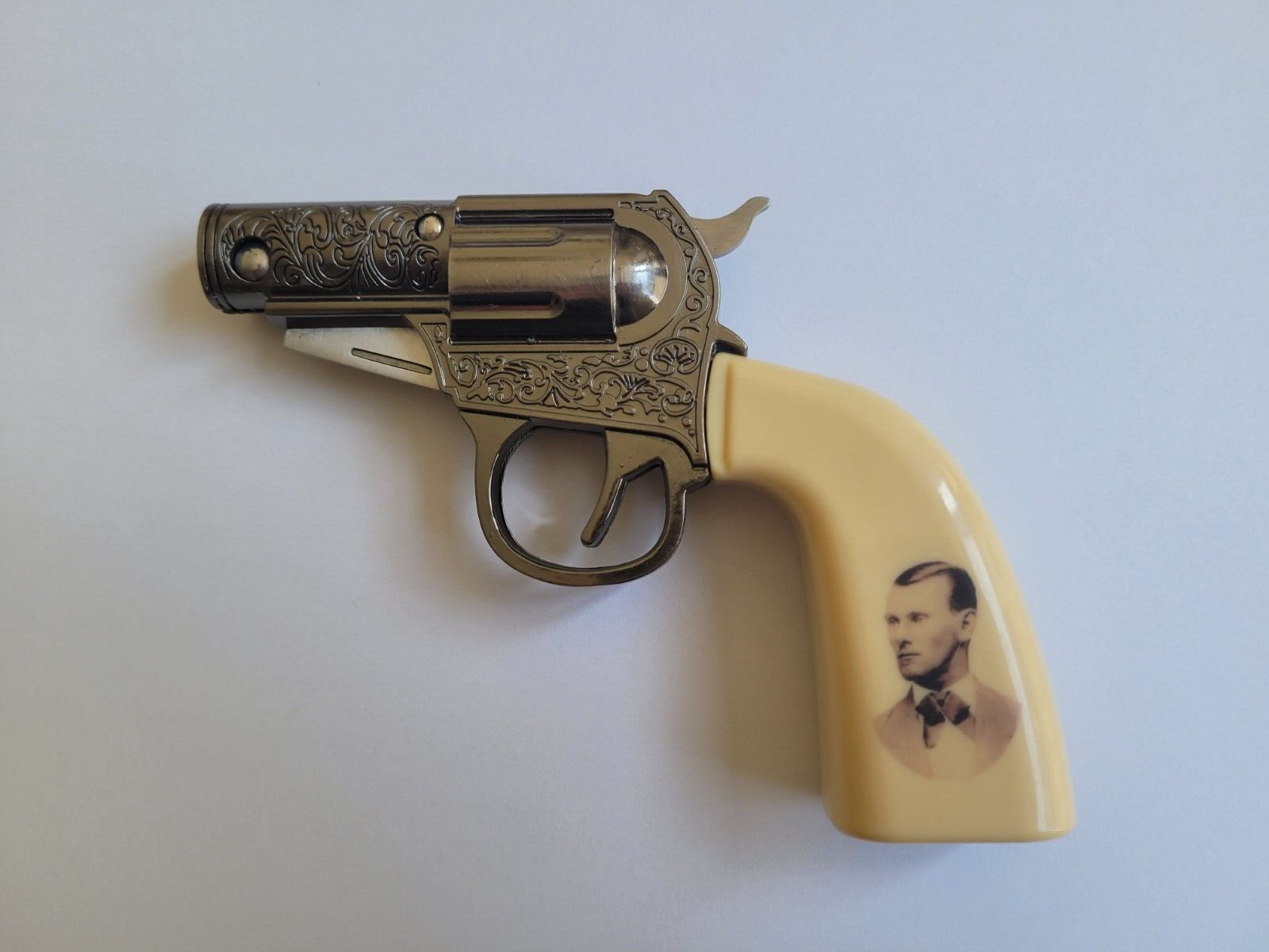 Jesse James Pistol Knife Plaque Bullet Hook Collectable Western Gun Knife