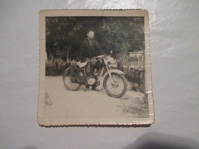 Photographie ancienne homme derrière sa moto/mobylette 8,5x9 cm