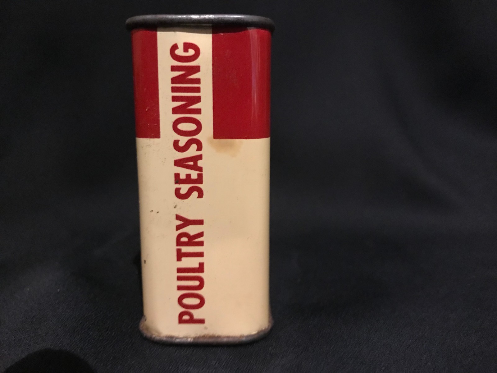 Vintage Kroger POULTRY SEASONING 1 1/4 oz spice tin, Great graphics & Colors