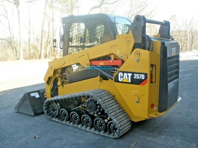 2015 CATERPILLAR 257D TRACKLOADER; CAB w/ HEAT & AC; ONLY 62 HOURS