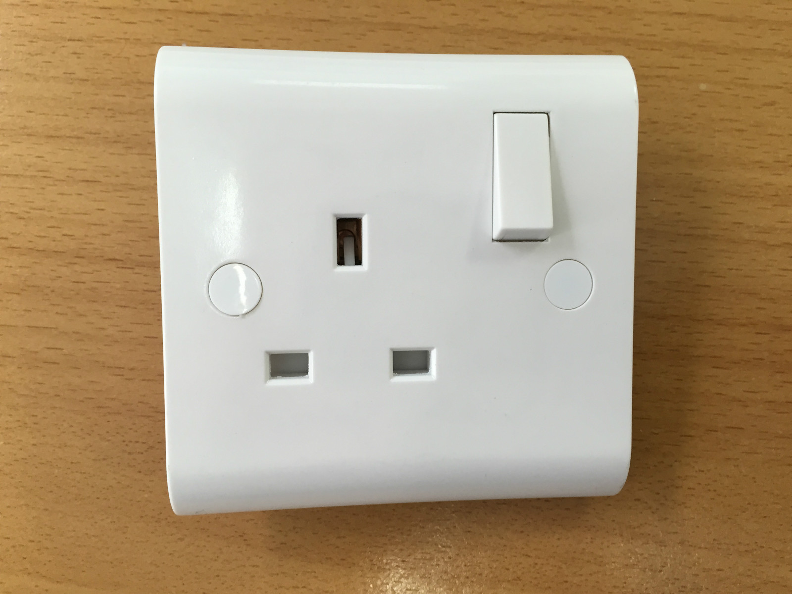 4 x White UK Single Switched Socket Plug electrical Wall 13 amp inc