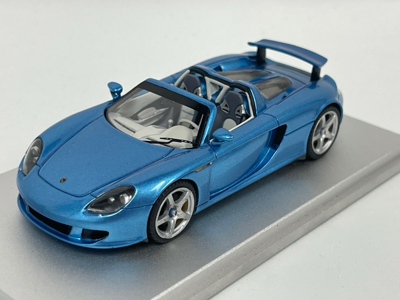 ポルシェ Carrera GT シルバー 1/43 Porsche Carrera GT Silver P.M.G Jahresmodell 2000 1:43