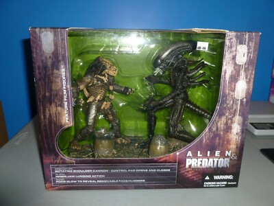 McFarlane Toys Movie Maniacs series 5 Alien & Predator deluxe box set
