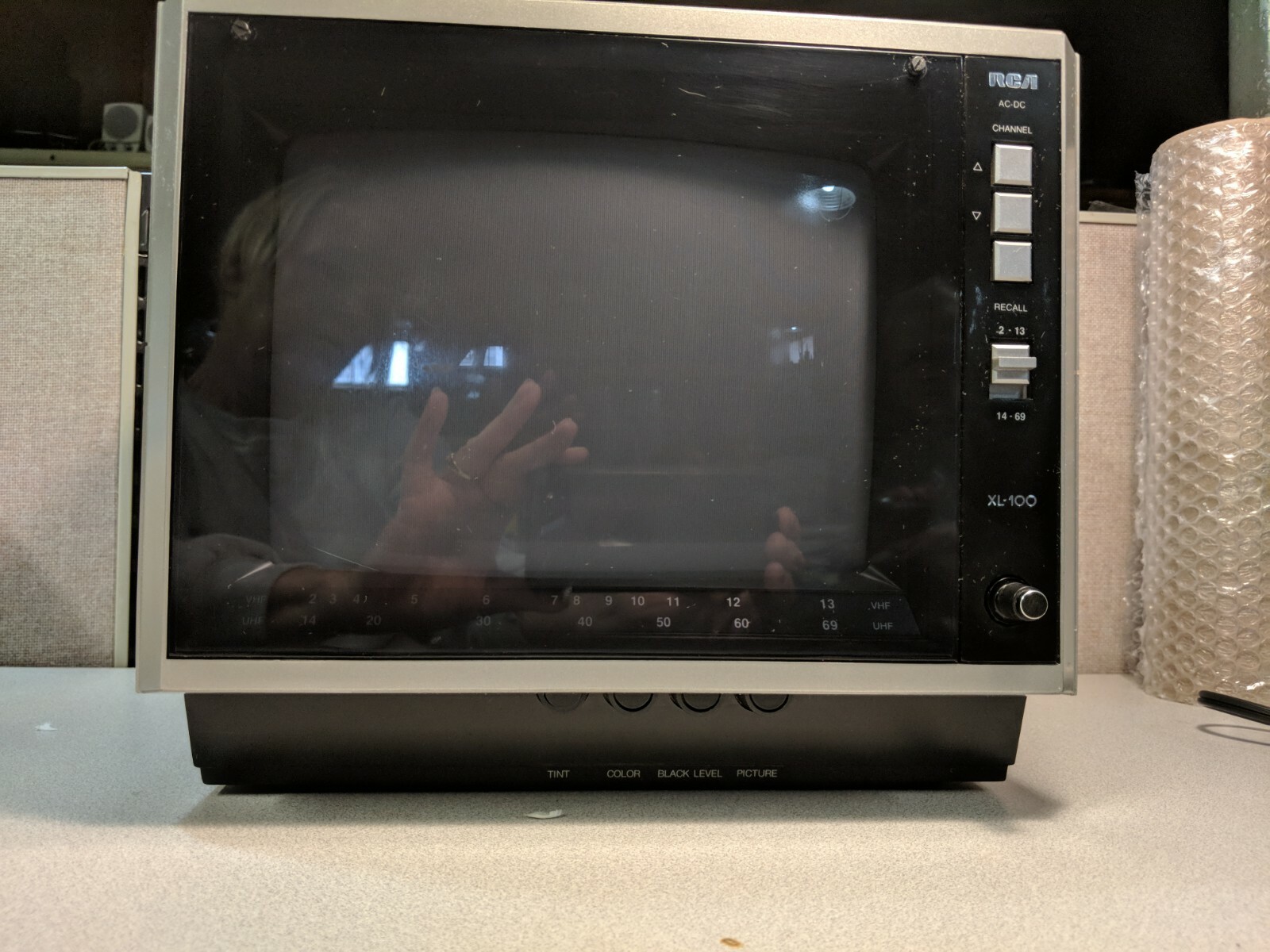 Vintage RCA XL100 Solid State Color CRT TV 1986 Retro Television 9