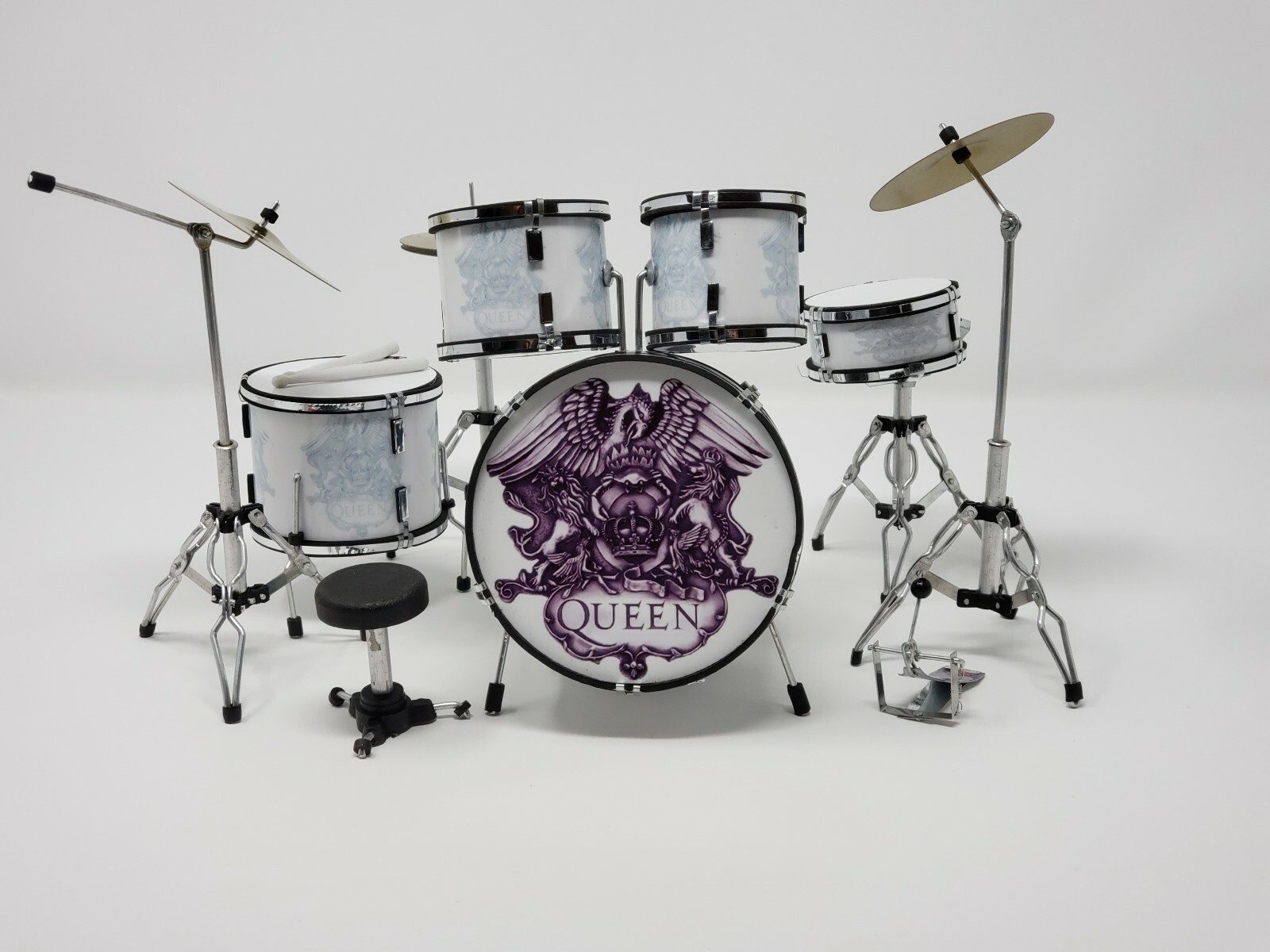 クイーン ロジャー・テイラー ボヘミアン・ラプソディ ドラム 模型 ミニチュア Amazon.com: FAN MERCH Queen Crest Collectible Bohemian